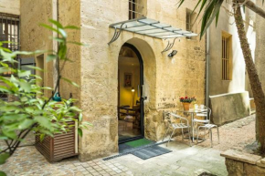 L'Ecusson - Duplex with exterior!